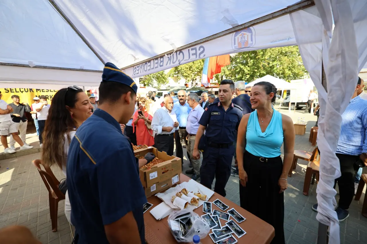 Efes Selçuk’ta 38. Ahilik Haftası nedeniyle Selçuk Esnaf ve Sanatkârlar Odası ile Selçuk Mesleki Eğitim Merkezi tarafından esnaf ve vatandaşların katılımıyla kutlama programı düzenlendi.