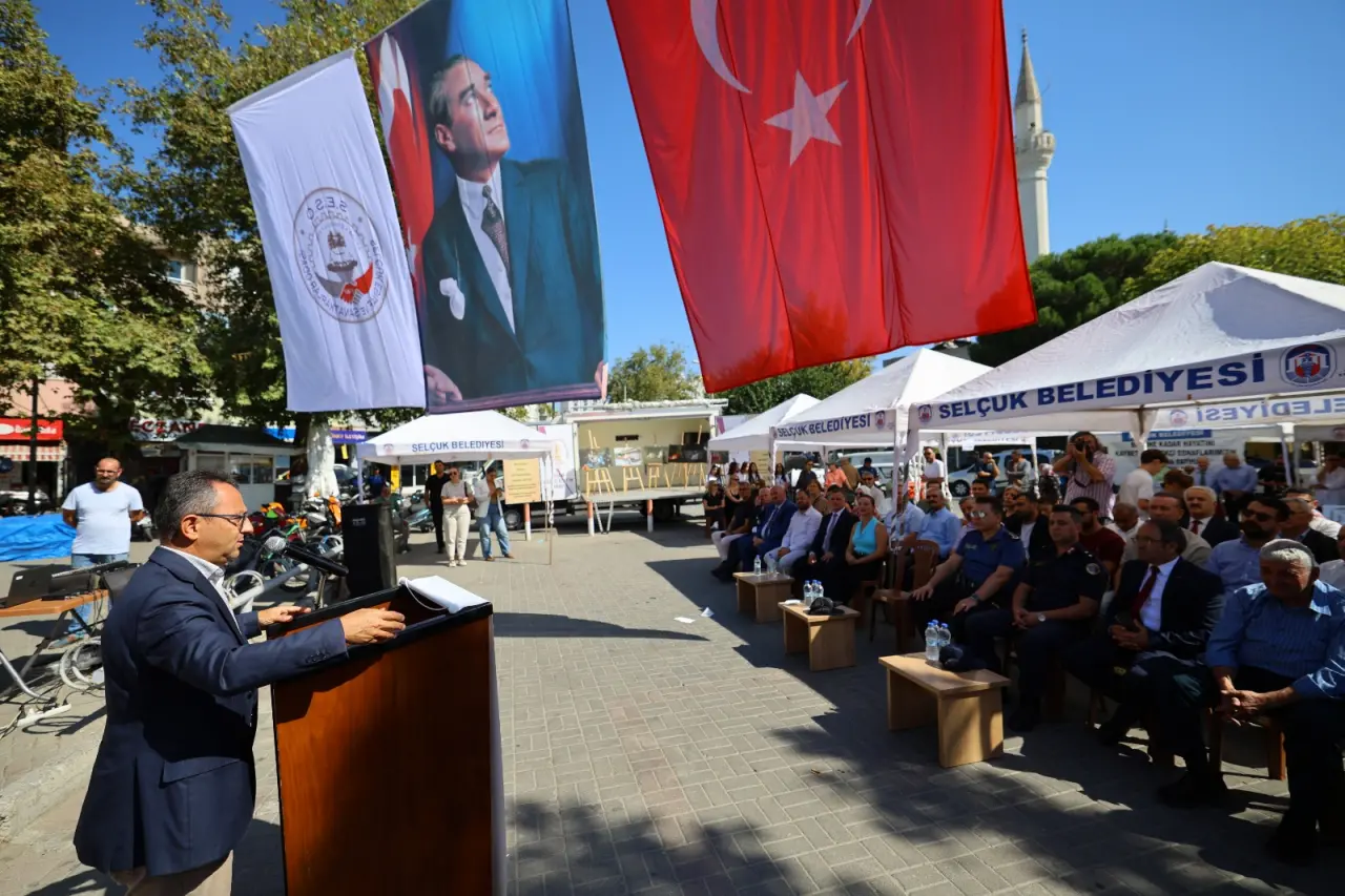 Efes Selçuk’ta 38. Ahilik Haftası nedeniyle Selçuk Esnaf ve Sanatkârlar Odası ile Selçuk Mesleki Eğitim Merkezi tarafından esnaf ve vatandaşların katılımıyla kutlama programı düzenlendi.