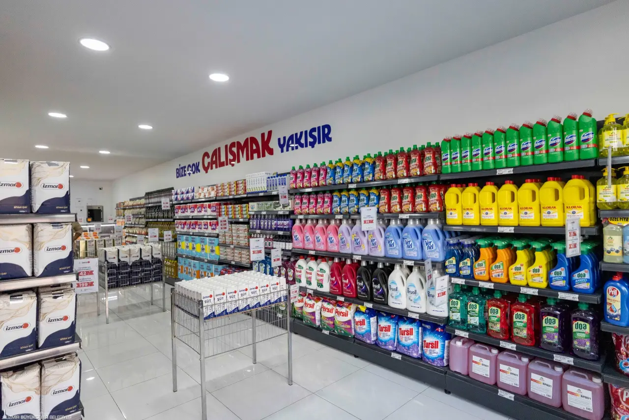 İzmir Büyükşehir Belediyesi’nin tanzim satış ruhunu yeniden canlandırdığı İZMAR, 11’inci mağazasını Aliağa’da hizmete açtı. Mağazanın açılış töreninde konuşan İzmir Büyükşehir Belediye Başkanı Dr. Cemil Tugay, Şakran’ın uzun yıllardır beklediği altyapı müjdesini de verdi. Büyükşehir’in bir yıldır Maliye Bakanlığı’ndan onay beklediği Dünya Bankası kredisinin onaylanmamasına karşın projenin iki yıla kadar tamamlanacağını açıklayan Başkan Tugay, “Biz İzmir’in onuruyuz. İzmirli bizi bu işi yapın diye göreve getirdi. Hiçbir iş yarım bırakılmayacak. Bu size Cemil Tugay sözüdür” dedi.