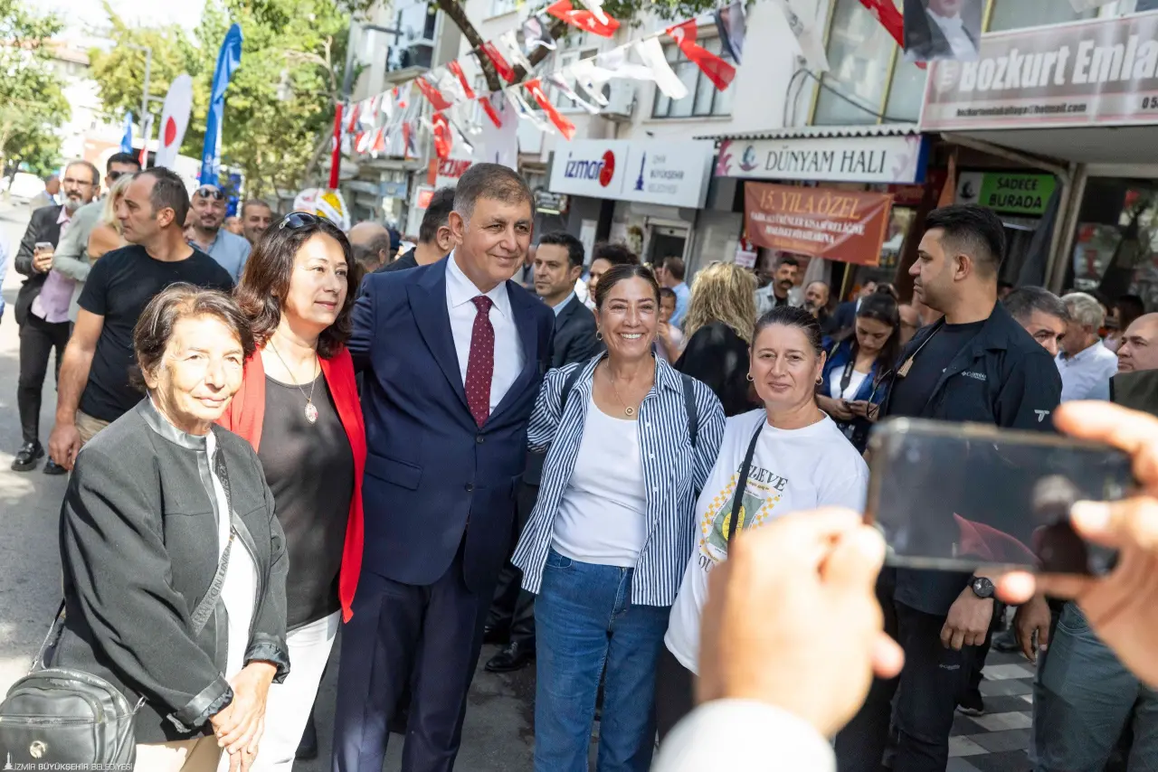 İzmir Büyükşehir Belediyesi’nin tanzim satış ruhunu yeniden canlandırdığı İZMAR, 11’inci mağazasını Aliağa’da hizmete açtı. Mağazanın açılış töreninde konuşan İzmir Büyükşehir Belediye Başkanı Dr. Cemil Tugay, Şakran’ın uzun yıllardır beklediği altyapı müjdesini de verdi. Büyükşehir’in bir yıldır Maliye Bakanlığı’ndan onay beklediği Dünya Bankası kredisinin onaylanmamasına karşın projenin iki yıla kadar tamamlanacağını açıklayan Başkan Tugay, “Biz İzmir’in onuruyuz. İzmirli bizi bu işi yapın diye göreve getirdi. Hiçbir iş yarım bırakılmayacak. Bu size Cemil Tugay sözüdür” dedi.