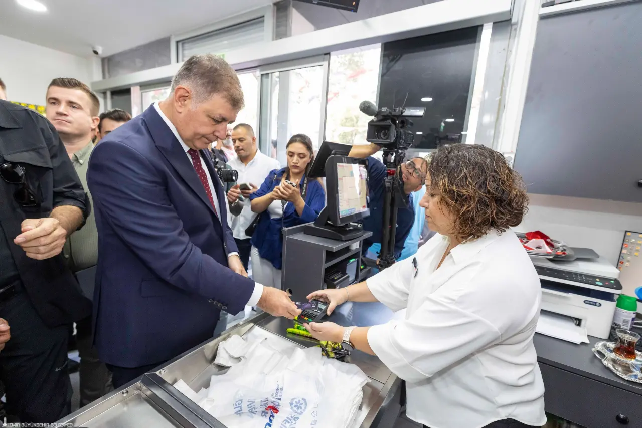 İzmir Büyükşehir Belediyesi’nin tanzim satış ruhunu yeniden canlandırdığı İZMAR, 11’inci mağazasını Aliağa’da hizmete açtı. Mağazanın açılış töreninde konuşan İzmir Büyükşehir Belediye Başkanı Dr. Cemil Tugay, Şakran’ın uzun yıllardır beklediği altyapı müjdesini de verdi. Büyükşehir’in bir yıldır Maliye Bakanlığı’ndan onay beklediği Dünya Bankası kredisinin onaylanmamasına karşın projenin iki yıla kadar tamamlanacağını açıklayan Başkan Tugay, “Biz İzmir’in onuruyuz. İzmirli bizi bu işi yapın diye göreve getirdi. Hiçbir iş yarım bırakılmayacak. Bu size Cemil Tugay sözüdür” dedi.