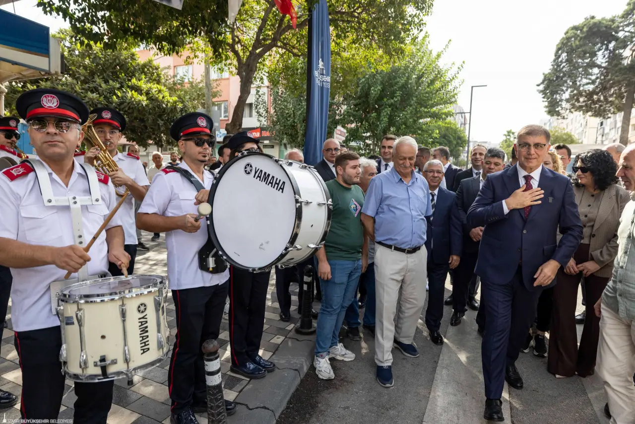 İzmir Büyükşehir Belediyesi’nin tanzim satış ruhunu yeniden canlandırdığı İZMAR, 11’inci mağazasını Aliağa’da hizmete açtı. Mağazanın açılış töreninde konuşan İzmir Büyükşehir Belediye Başkanı Dr. Cemil Tugay, Şakran’ın uzun yıllardır beklediği altyapı müjdesini de verdi. Büyükşehir’in bir yıldır Maliye Bakanlığı’ndan onay beklediği Dünya Bankası kredisinin onaylanmamasına karşın projenin iki yıla kadar tamamlanacağını açıklayan Başkan Tugay, “Biz İzmir’in onuruyuz. İzmirli bizi bu işi yapın diye göreve getirdi. Hiçbir iş yarım bırakılmayacak. Bu size Cemil Tugay sözüdür” dedi.
