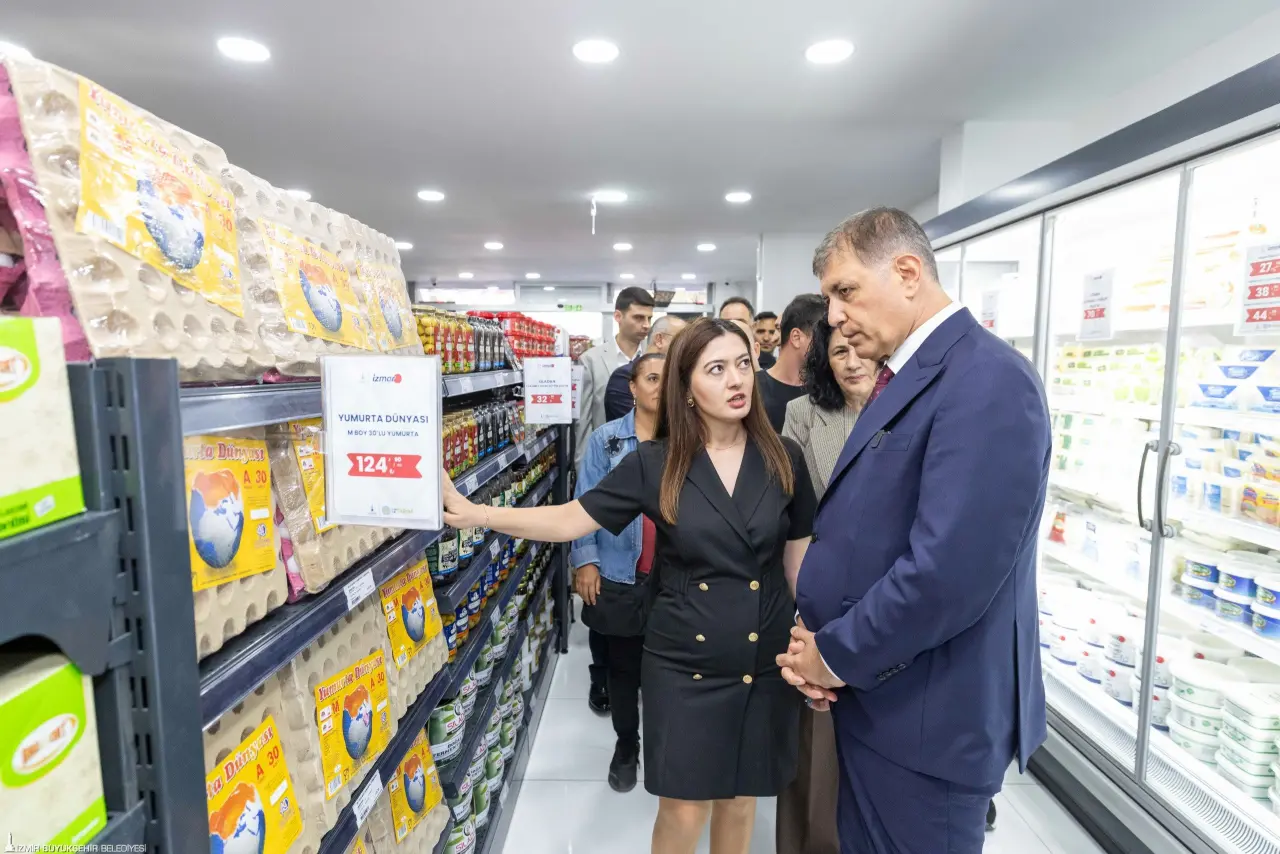 İzmir Büyükşehir Belediyesi’nin tanzim satış ruhunu yeniden canlandırdığı İZMAR, 11’inci mağazasını Aliağa’da hizmete açtı. Mağazanın açılış töreninde konuşan İzmir Büyükşehir Belediye Başkanı Dr. Cemil Tugay, Şakran’ın uzun yıllardır beklediği altyapı müjdesini de verdi. Büyükşehir’in bir yıldır Maliye Bakanlığı’ndan onay beklediği Dünya Bankası kredisinin onaylanmamasına karşın projenin iki yıla kadar tamamlanacağını açıklayan Başkan Tugay, “Biz İzmir’in onuruyuz. İzmirli bizi bu işi yapın diye göreve getirdi. Hiçbir iş yarım bırakılmayacak. Bu size Cemil Tugay sözüdür” dedi.