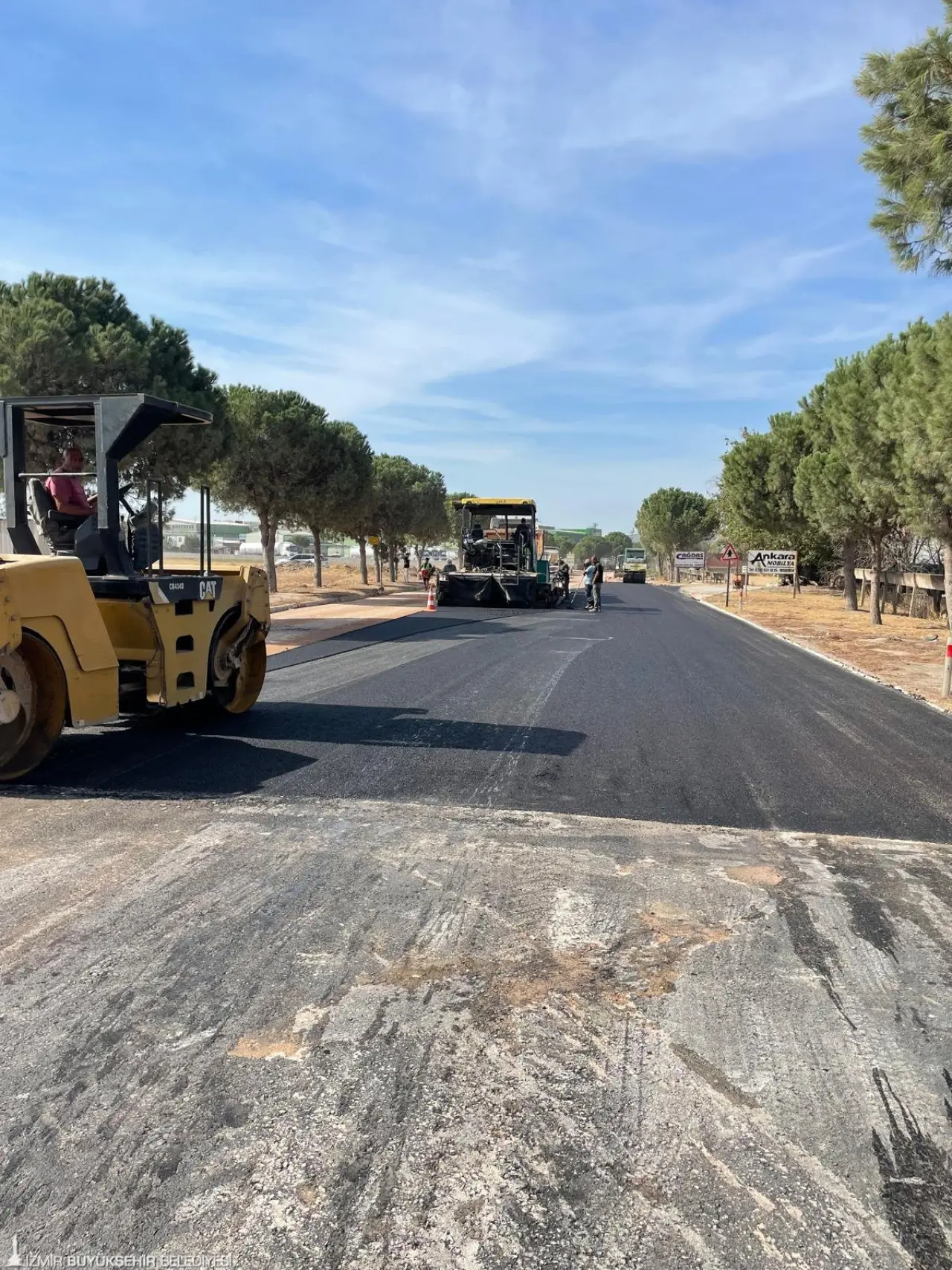 İzmir Büyükşehir Belediyesi’nin 30 ilçede başlattığı asfalt seferberliği hız kesmeden devam ediyor. Fen İşleri Dairesi Başkanlığı koordinesinde çalışmalarını sürdüren İZBETON ekipleri Aliağa Organize Sanayi Bölgesi yolunda asfalt serimi yaptı. İzmir Büyükşehir Belediye Başkanı Dr. Cemil Tugay da çalışmaları yerinde inceleyerek bilgi aldı. 