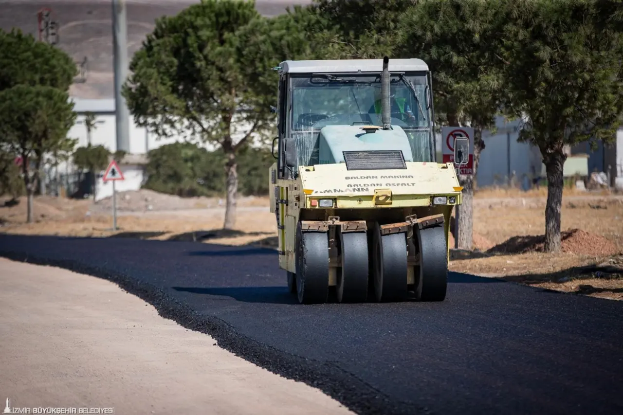 İzmir Büyükşehir Belediyesi’nin 30 ilçede başlattığı asfalt seferberliği hız kesmeden devam ediyor. Fen İşleri Dairesi Başkanlığı koordinesinde çalışmalarını sürdüren İZBETON ekipleri Aliağa Organize Sanayi Bölgesi yolunda asfalt serimi yaptı. İzmir Büyükşehir Belediye Başkanı Dr. Cemil Tugay da çalışmaları yerinde inceleyerek bilgi aldı. 