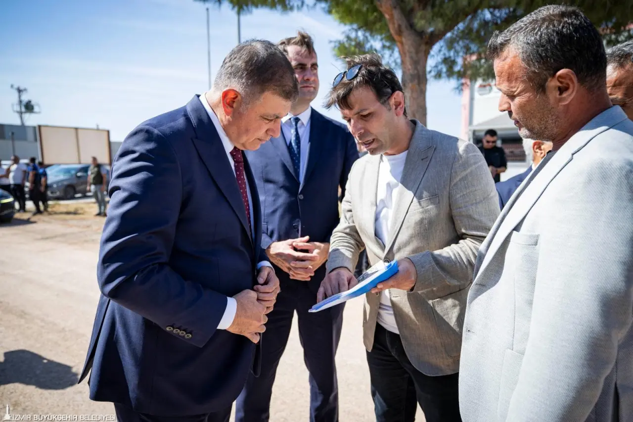 İzmir Büyükşehir Belediyesi’nin 30 ilçede başlattığı asfalt seferberliği hız kesmeden devam ediyor. Fen İşleri Dairesi Başkanlığı koordinesinde çalışmalarını sürdüren İZBETON ekipleri Aliağa Organize Sanayi Bölgesi yolunda asfalt serimi yaptı. İzmir Büyükşehir Belediye Başkanı Dr. Cemil Tugay da çalışmaları yerinde inceleyerek bilgi aldı. 