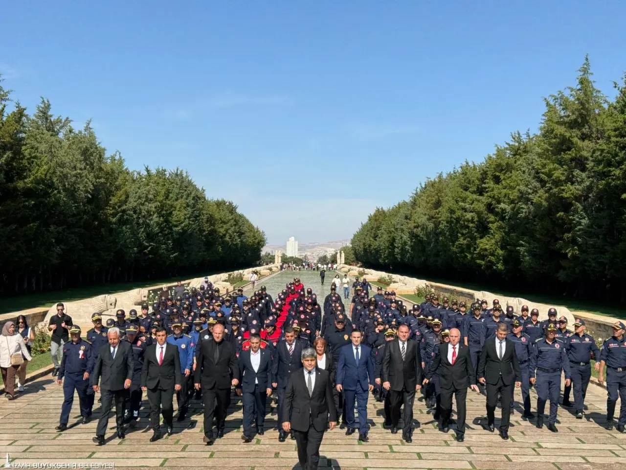 İtfaiye Haftası kapsamında İzmir'in de aralarında bulunduğu 11 büyükşehir belediyesinin itfaiye daire başkanları ile itfaiye personelinden oluşan heyet Anıtkabir’i ziyaret etti. Ulu Önder Gazi Mustafa Kemal Atatürk’ün manevi huzurunda gerçekleşen törende, saygı duruşunda bulunularak minnet ve bağlılık duyguları ifade edildi.