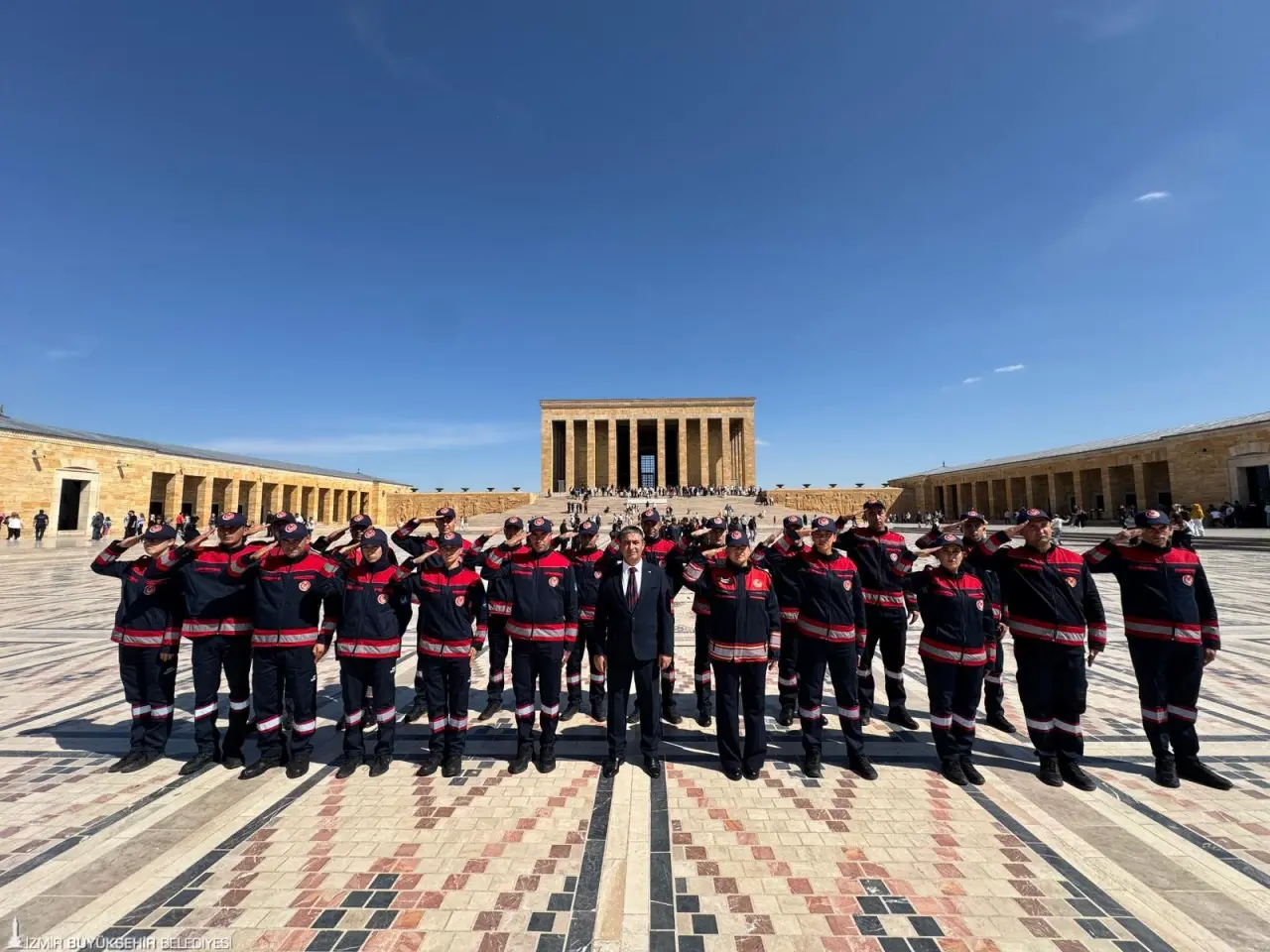 İtfaiye Haftası kapsamında İzmir'in de aralarında bulunduğu 11 büyükşehir belediyesinin itfaiye daire başkanları ile itfaiye personelinden oluşan heyet Anıtkabir’i ziyaret etti. Ulu Önder Gazi Mustafa Kemal Atatürk’ün manevi huzurunda gerçekleşen törende, saygı duruşunda bulunularak minnet ve bağlılık duyguları ifade edildi.