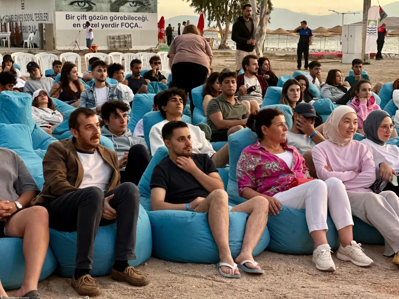 İzmir Büyükşehir Belediyesi ve Foça Belediyesi iş birliğiyle Kumburnu Plajı’nda düzenlenen gençlik kampı 500 kişinin katılımıyla başladı. “Gençlik ve Gençlik Hakları” temasıyla 3 gün sürecek etkinliğe gençler ücret ödemeden katılıyor.