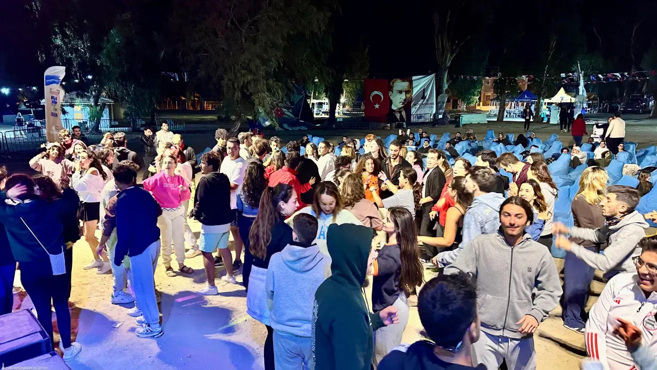 İzmir Büyükşehir Belediyesi ve Foça Belediyesi iş birliğiyle Kumburnu Plajı’nda düzenlenen gençlik kampı 500 kişinin katılımıyla başladı. “Gençlik ve Gençlik Hakları” temasıyla 3 gün sürecek etkinliğe gençler ücret ödemeden katılıyor.