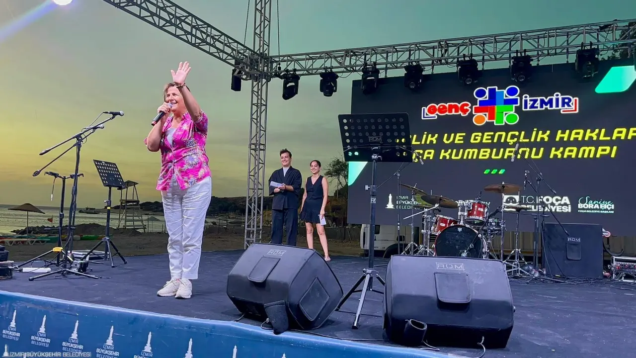 İzmir Büyükşehir Belediyesi ve Foça Belediyesi iş birliğiyle Kumburnu Plajı’nda düzenlenen gençlik kampı 500 kişinin katılımıyla başladı. “Gençlik ve Gençlik Hakları” temasıyla 3 gün sürecek etkinliğe gençler ücret ödemeden katılıyor.