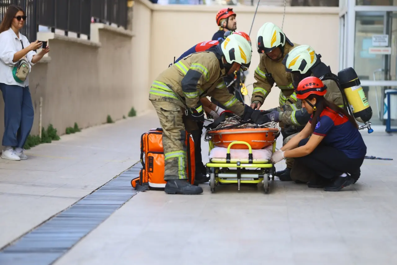 İtfaiye Haftası etkinlikleri kapsamında Karabağlar Belediyesi Afet İşleri Müdürlüğü ile İzmir Büyükşehir Belediyesi İtfaiye Yangın ve Acil Müdahale Şube Müdürlüğü işbirliğinde yangın tahliye ve kurtarma tatbikatı gerçekleştirildi.