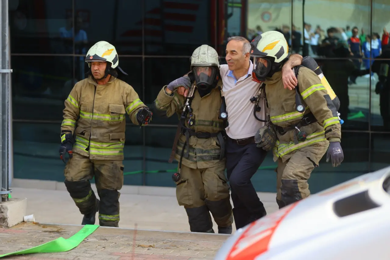 İtfaiye Haftası etkinlikleri kapsamında Karabağlar Belediyesi Afet İşleri Müdürlüğü ile İzmir Büyükşehir Belediyesi İtfaiye Yangın ve Acil Müdahale Şube Müdürlüğü işbirliğinde yangın tahliye ve kurtarma tatbikatı gerçekleştirildi.