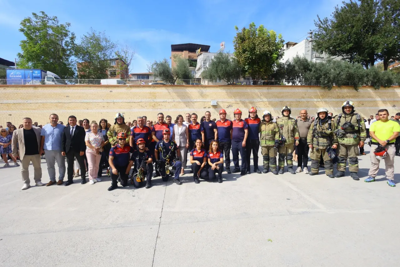 İtfaiye Haftası etkinlikleri kapsamında Karabağlar Belediyesi Afet İşleri Müdürlüğü ile İzmir Büyükşehir Belediyesi İtfaiye Yangın ve Acil Müdahale Şube Müdürlüğü işbirliğinde yangın tahliye ve kurtarma tatbikatı gerçekleştirildi.
