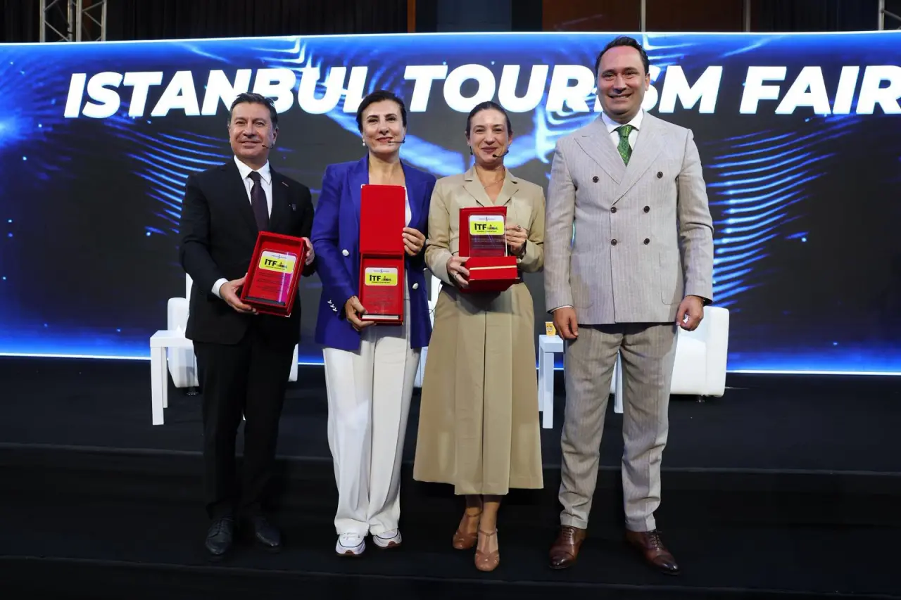 Efes Selçuk Belediye Başkanı Filiz Ceritoğlu Sengel, bu yıl üçüncüsü düzenlenen İstanbul Turizm Fuarı’nda (ITF 2025) kentin turizm vizyonunu anlattı. “İş Birliği ve Gelecek Vizyonu: Belediyeler Arası Turizm İş birlikleri – Ortak Rotalar ve Bölgesel Güç Birliği” başlıklı panele konuşmacı olarak katılan Başkan Sengel, turizmde markalaşmanın önemine dikkat çekti.