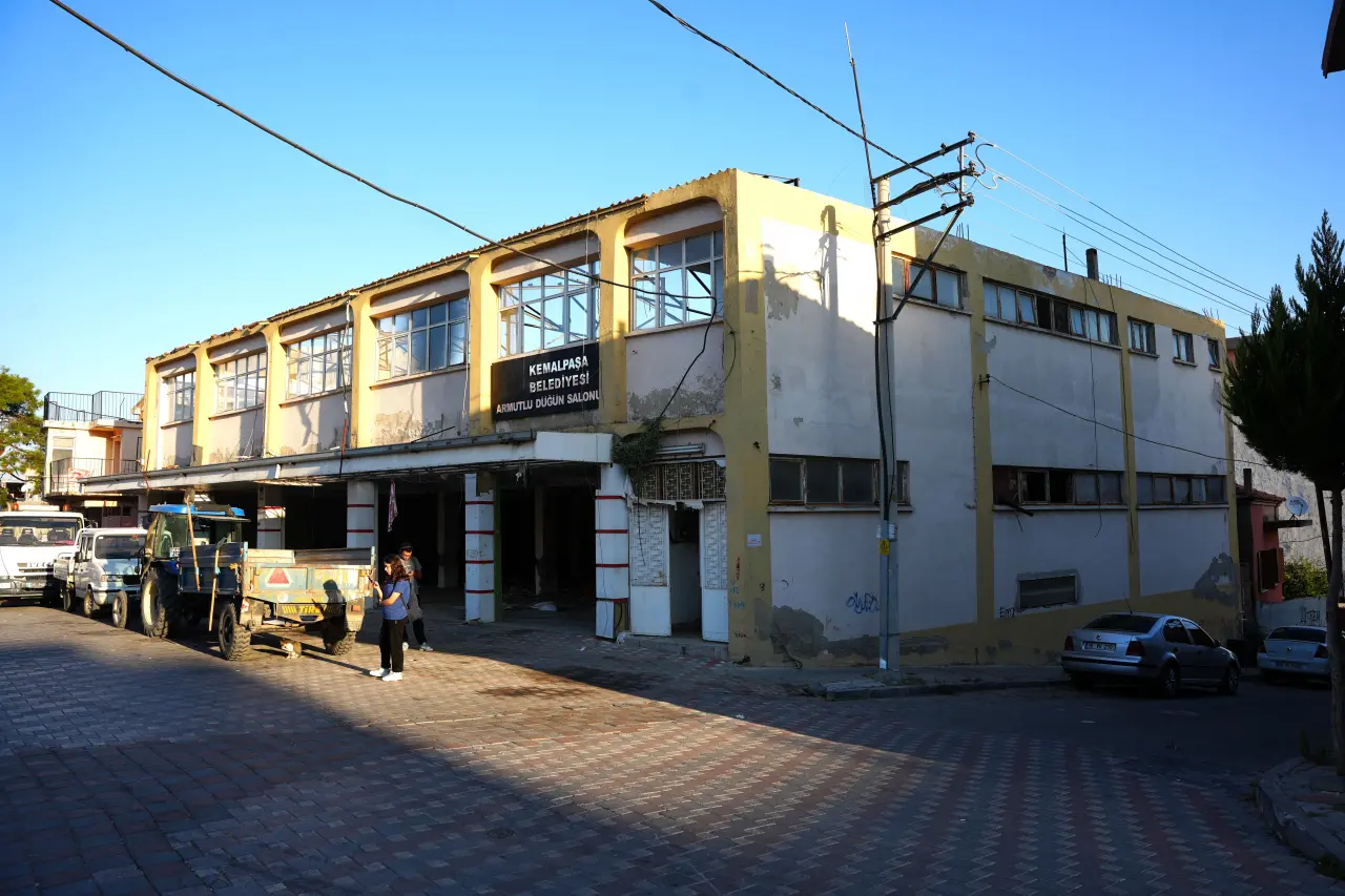 Kemalpaşa Belediyesi, Armutlu Mahallesi’nde yıllardır atıl duran eski düğün salonunun yerine, bölgeye modern semt merkezi ve düğün salonu kazandırıyor