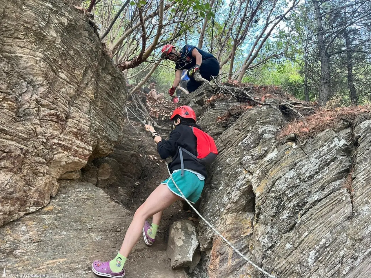 İzmir Büyükşehir Belediyesi İtfaiye Dairesi Başkanlığı ekipleri, Balçova Terapi Ormanları'nın dağlık kısmına tırmanmak isterken sarp kayalıklarda mahsur kalan üç genci kurtardı. Zor dakikalar geçiren ve korkan gençler kurtarma operasyonunun ardından İzmir İtfaiyesi'ne teşekkür etti.