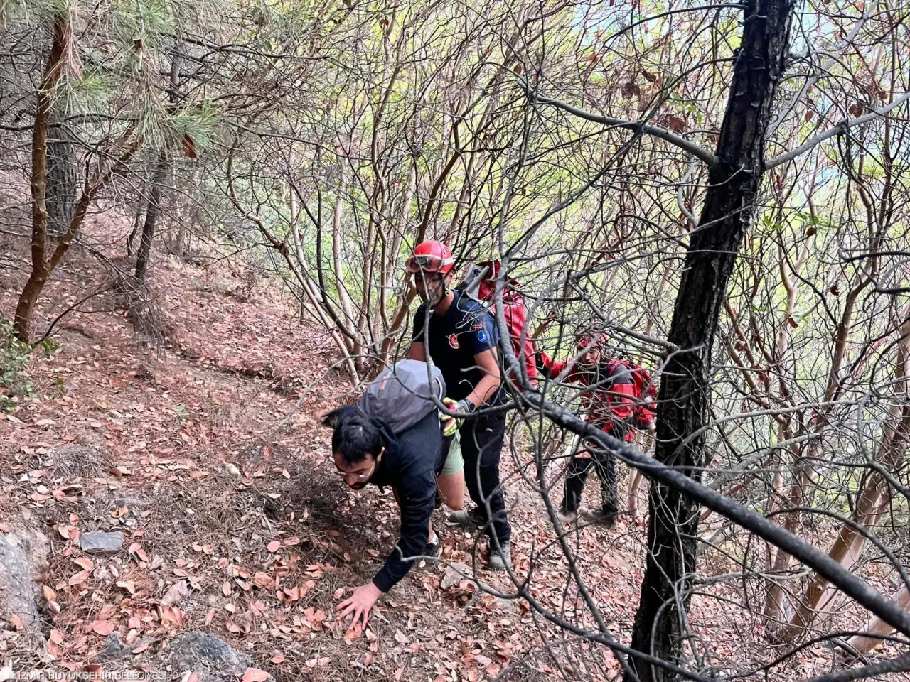 İzmir Büyükşehir Belediyesi İtfaiye Dairesi Başkanlığı ekipleri, Balçova Terapi Ormanları'nın dağlık kısmına tırmanmak isterken sarp kayalıklarda mahsur kalan üç genci kurtardı. Zor dakikalar geçiren ve korkan gençler kurtarma operasyonunun ardından İzmir İtfaiyesi'ne teşekkür etti.