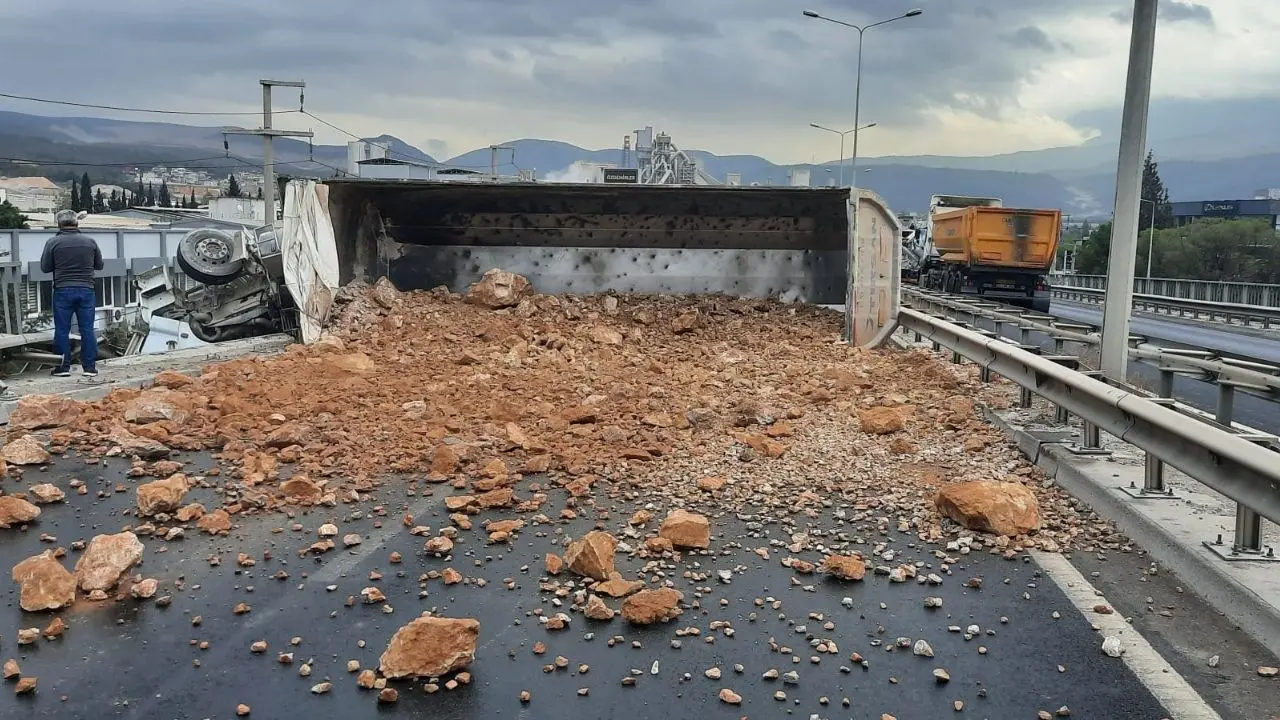 İzmir Büyükşehir Belediyesi İtfaiye Dairesi Başkanlığı ekipleri, yağmurun yağmasıyla kayganlaşan yolda direksiyon hakimiyetini kaybederek 12 metrelik viyadükte asılı kalan sürücüyü başarılı bir operasyonla kurtardı.