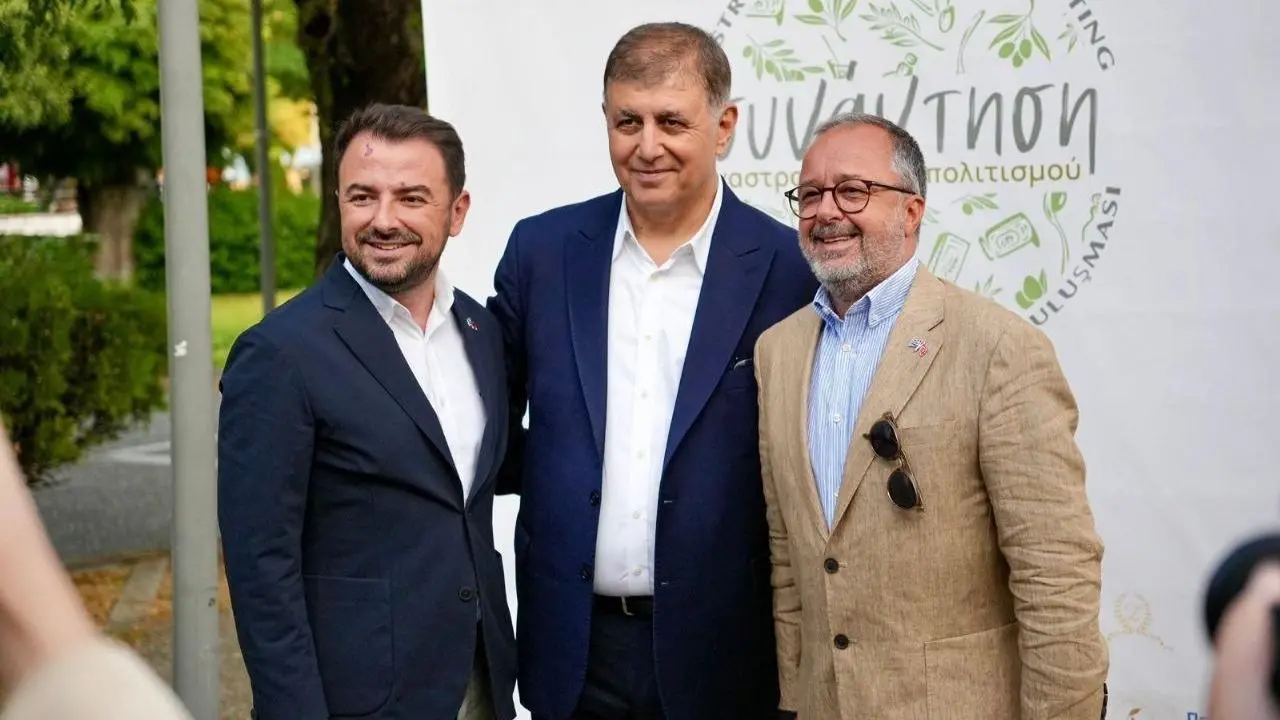 İzmir Büyükşehir Belediye Başkanı Dr. Cemil Tugay, Midilli Belediyesi ve İzmir Büyükşehir Belediyesi iş birliğiyle düzenlenen İzmir & Midilli Gastronomi ve Kültür Festivali’ne katıldı. Midilli’de yapılan festivalin açılışında konuşan Başkan Tugay, “Bundan sonraki yıllarda daha fazla iş birliği içerisinde olmayı ve dostluğumuzu daha da geliştirmeyi umuyoruz. Önümüzdeki yıl mutlaka İzmir’de bu başlangıca yakışır başka bir etkinlikte bir arada olmayı diliyorum” dedi.