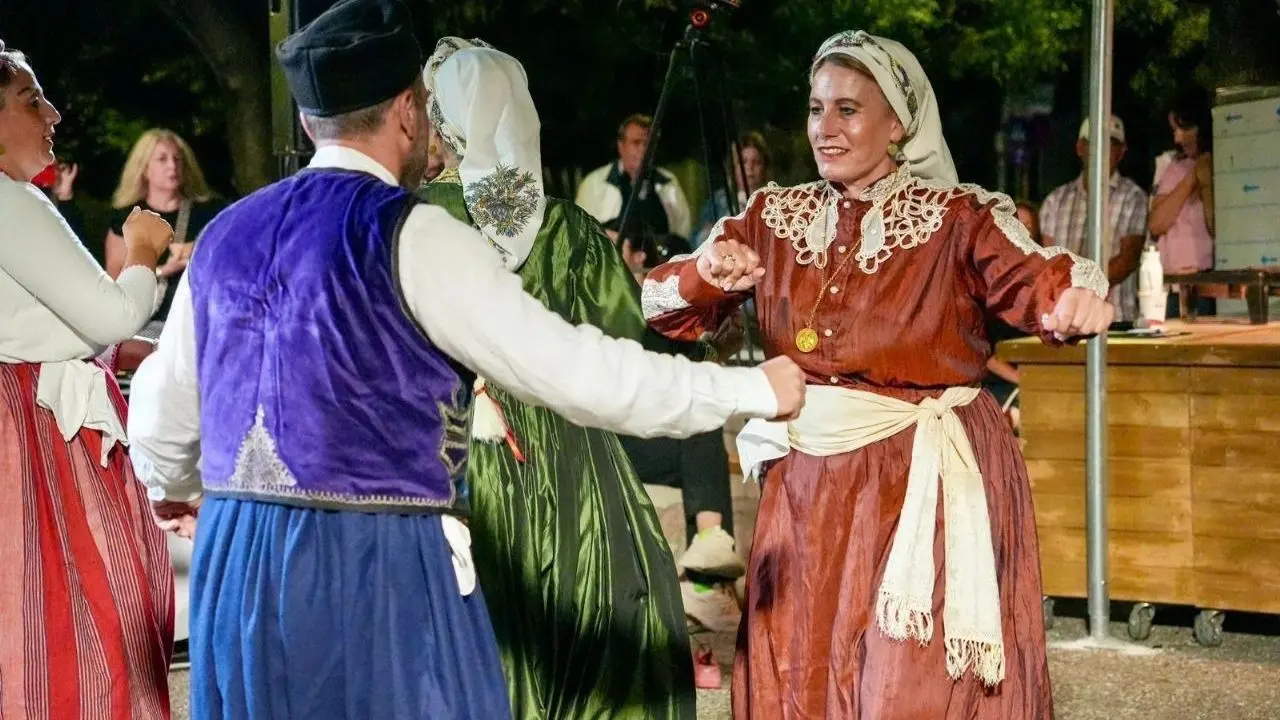 İzmir Büyükşehir Belediye Başkanı Dr. Cemil Tugay, Midilli Belediyesi ve İzmir Büyükşehir Belediyesi iş birliğiyle düzenlenen İzmir & Midilli Gastronomi ve Kültür Festivali’ne katıldı. Midilli’de yapılan festivalin açılışında konuşan Başkan Tugay, “Bundan sonraki yıllarda daha fazla iş birliği içerisinde olmayı ve dostluğumuzu daha da geliştirmeyi umuyoruz. Önümüzdeki yıl mutlaka İzmir’de bu başlangıca yakışır başka bir etkinlikte bir arada olmayı diliyorum” dedi.