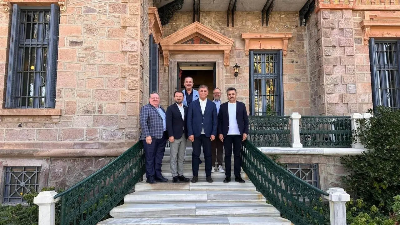 İzmir Büyükşehir Belediye Başkanı Dr. Cemil Tugay, Midilli Belediyesi ve İzmir Büyükşehir Belediyesi iş birliğiyle düzenlenen İzmir & Midilli Gastronomi ve Kültür Festivali’ne katıldı. Midilli’de yapılan festivalin açılışında konuşan Başkan Tugay, “Bundan sonraki yıllarda daha fazla iş birliği içerisinde olmayı ve dostluğumuzu daha da geliştirmeyi umuyoruz. Önümüzdeki yıl mutlaka İzmir’de bu başlangıca yakışır başka bir etkinlikte bir arada olmayı diliyorum” dedi.