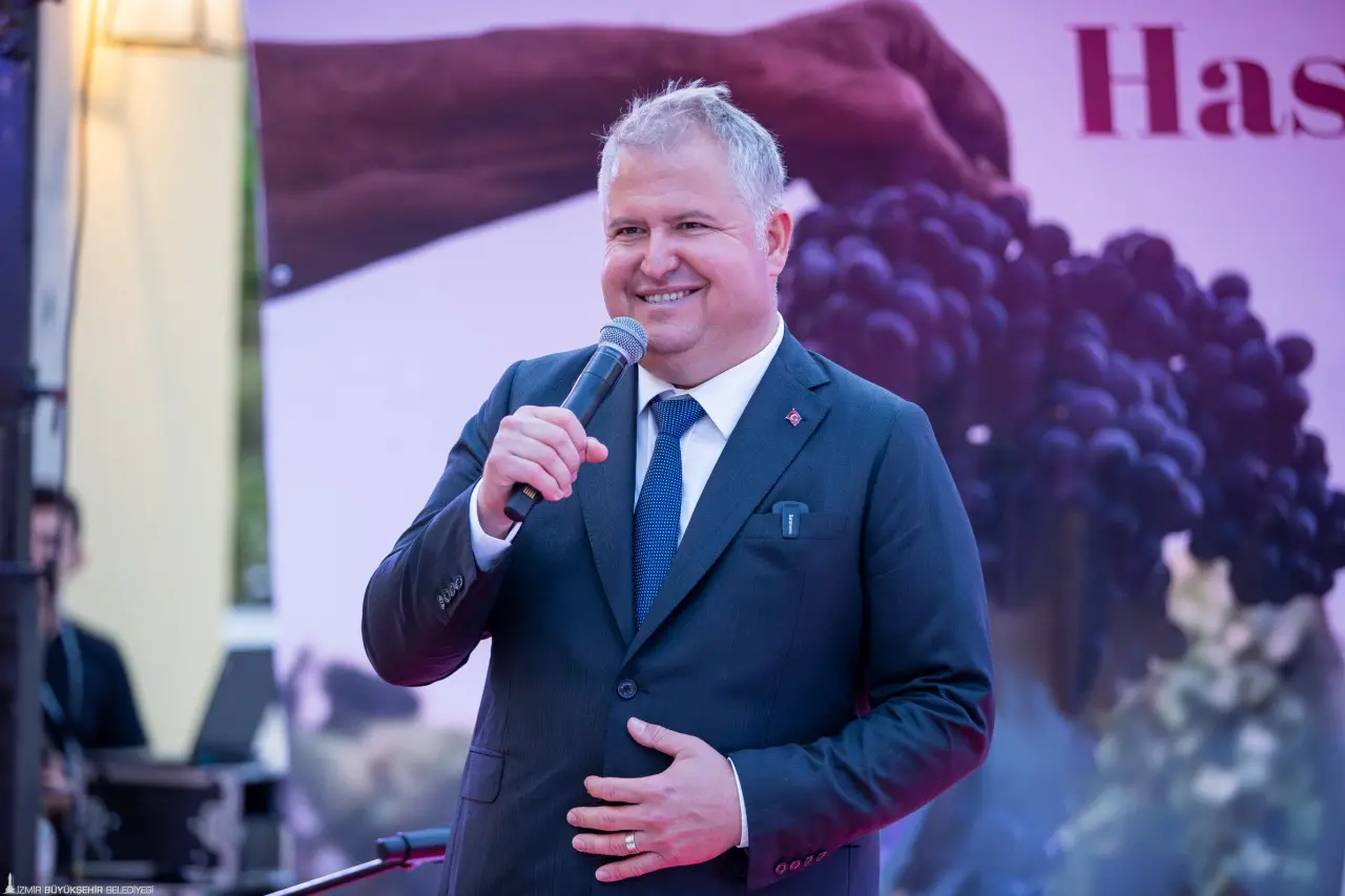 İzmir Büyükşehir Belediye Başkanı Dr. Cemil Tugay, Urla’da ilk kez düzenlenen Hasat Sonu Etkinliği’nin finaline katıldı. Urla Bağ Yolu’nun Türkiye’de benzerinin olmadığını belirten ve ilçedeki kültürel yükselişin önemine dikkat çeken Başkan Tugay, “Urla’ya sahip çıkılacak yer olarak bakılması gerekiyor. Urla Bağ Yolu’nu bence dünyadaki herkes tanımalı, bilmeli. Bunun için gereken çalışmayı yapacağız” dedi. 