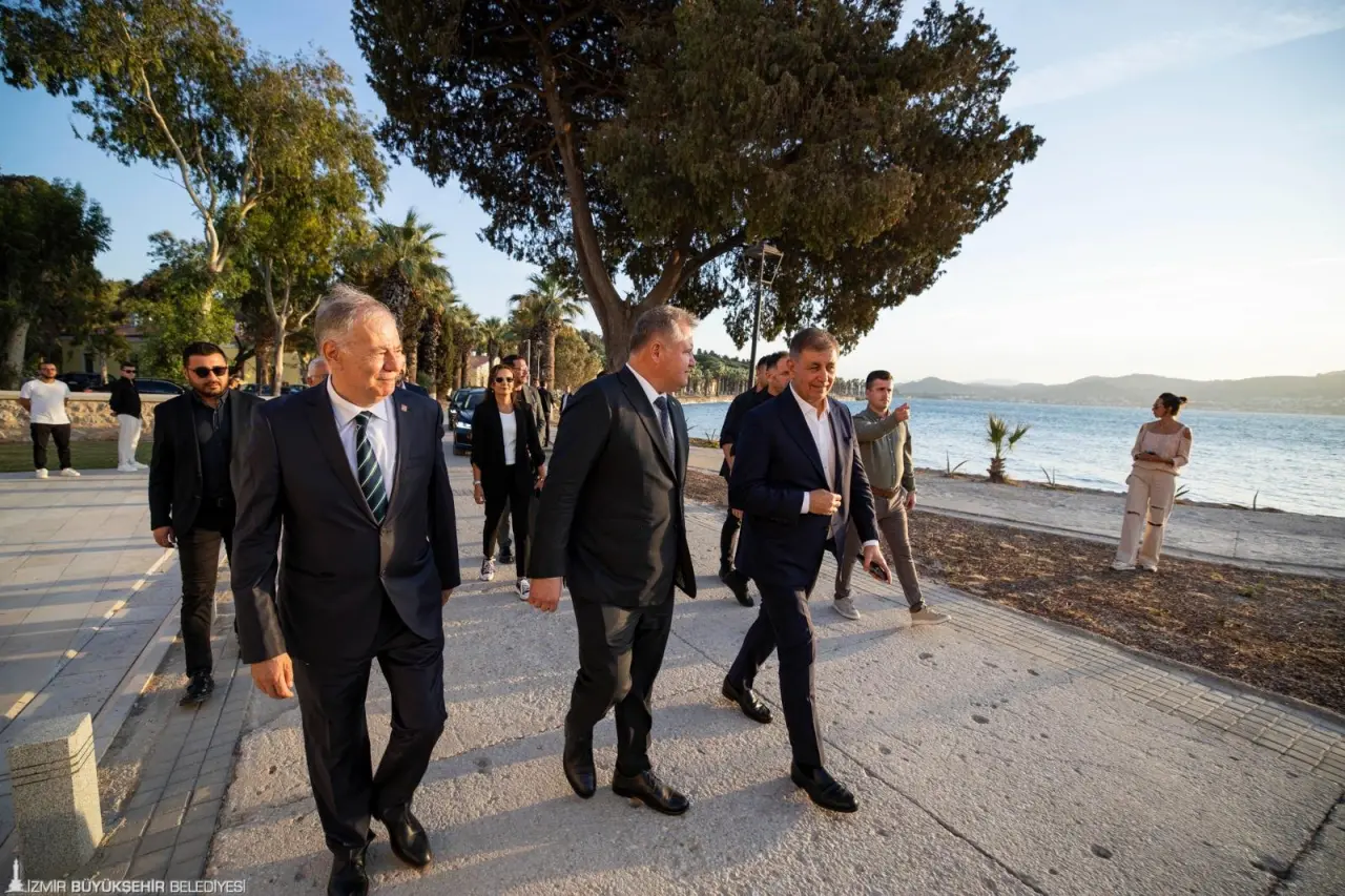 İzmir Büyükşehir Belediye Başkanı Dr. Cemil Tugay, Urla’da ilk kez düzenlenen Hasat Sonu Etkinliği’nin finaline katıldı. Urla Bağ Yolu’nun Türkiye’de benzerinin olmadığını belirten ve ilçedeki kültürel yükselişin önemine dikkat çeken Başkan Tugay, “Urla’ya sahip çıkılacak yer olarak bakılması gerekiyor. Urla Bağ Yolu’nu bence dünyadaki herkes tanımalı, bilmeli. Bunun için gereken çalışmayı yapacağız” dedi. 