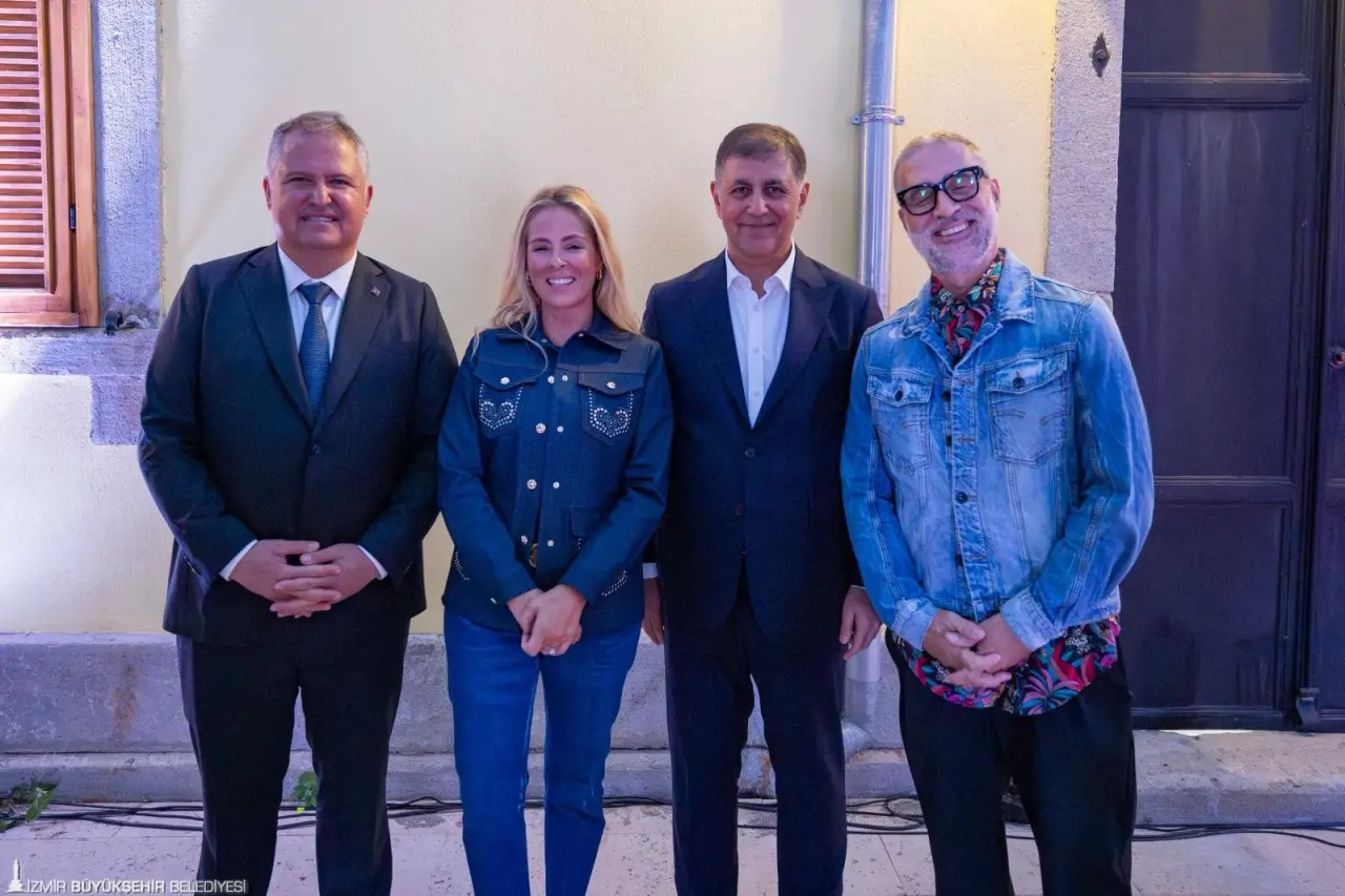 İzmir Büyükşehir Belediye Başkanı Dr. Cemil Tugay, Urla’da ilk kez düzenlenen Hasat Sonu Etkinliği’nin finaline katıldı. Urla Bağ Yolu’nun Türkiye’de benzerinin olmadığını belirten ve ilçedeki kültürel yükselişin önemine dikkat çeken Başkan Tugay, “Urla’ya sahip çıkılacak yer olarak bakılması gerekiyor. Urla Bağ Yolu’nu bence dünyadaki herkes tanımalı, bilmeli. Bunun için gereken çalışmayı yapacağız” dedi. 