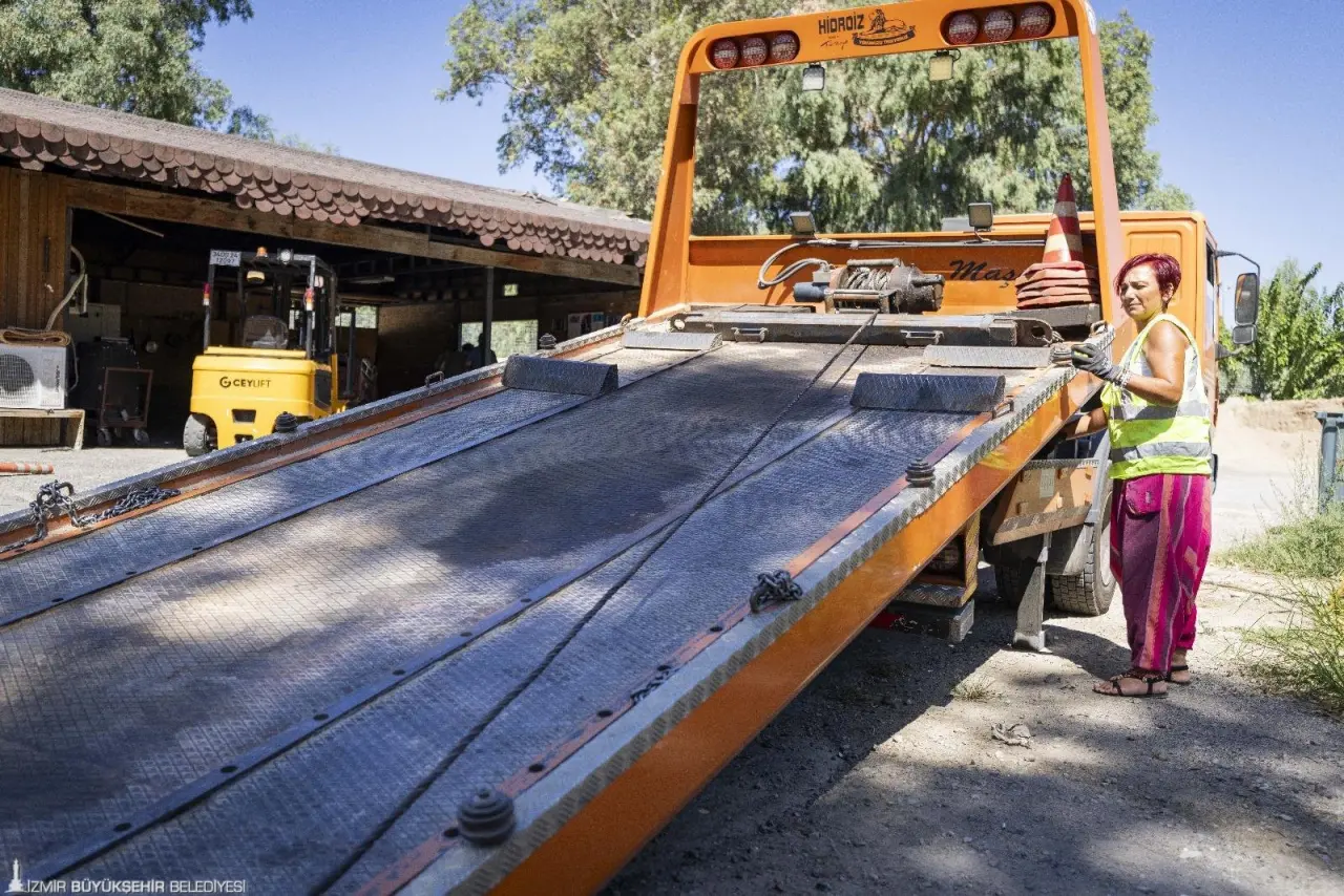 İzmir Büyükşehir Belediyesi bünyesinde çekici operatörlüğü yapan Munise Demirer, 17 metreyi bulan 42 tonluk tır da dahil bütün çekici araçları kullanabiliyor. İki yıl boyunca sanayide çıraklık yaptıktan sonra çok sevdiği şoförlüğü tercih eden Demirer, kadınların her işin üstünden kalkabileceğini göstererek çocuklarına da örnek oluyor 