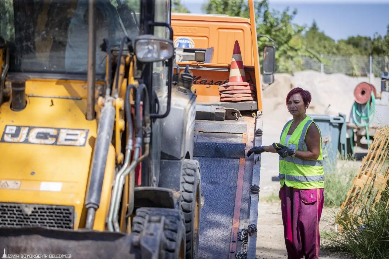 İzmir Büyükşehir Belediyesi bünyesinde çekici operatörlüğü yapan Munise Demirer, 17 metreyi bulan 42 tonluk tır da dahil bütün çekici araçları kullanabiliyor. İki yıl boyunca sanayide çıraklık yaptıktan sonra çok sevdiği şoförlüğü tercih eden Demirer, kadınların her işin üstünden kalkabileceğini göstererek çocuklarına da örnek oluyor