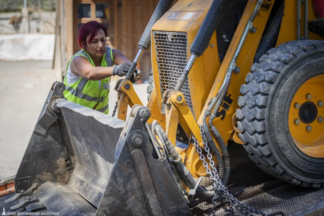 İzmir Büyükşehir Belediyesi bünyesinde çekici operatörlüğü yapan Munise Demirer, 17 metreyi bulan 42 tonluk tır da dahil bütün çekici araçları kullanabiliyor. İki yıl boyunca sanayide çıraklık yaptıktan sonra çok sevdiği şoförlüğü tercih eden Demirer, kadınların her işin üstünden kalkabileceğini göstererek çocuklarına da örnek oluyor