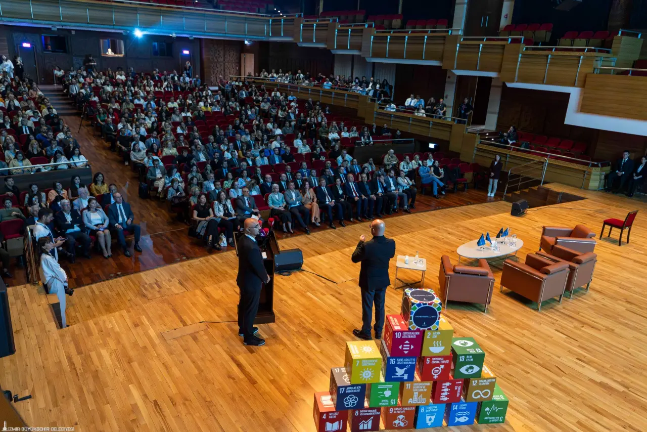 İzmir Büyükşehir Belediyesi tarafından “Sürdürülebilir Bir İzmir” vizyonu doğrultusunda hazırlanan Kurumsal Sürdürülebilirlik Raporu İzmir Büyükşehir Belediye Başkanı Dr. Cemil Tugay’ın ev sahipliğinde düzenlenen toplantıda kamuoyuna tanıtıldı. Başkan Tugay, Türkiye’de ilk kez büyükşehir düzeyinde uluslararası standartlarda hazırlanan raporun yenilikçi uygulamalara liderlik etmek, yüksek yaşam kalitesi ve refah sağlamak, iklim krizine dirençli kent yaratmak için önemli bir belge niteliği taşıdığını belirtti ve daha güzel bir gelecek için bu yola çıktıklarını söyledi.