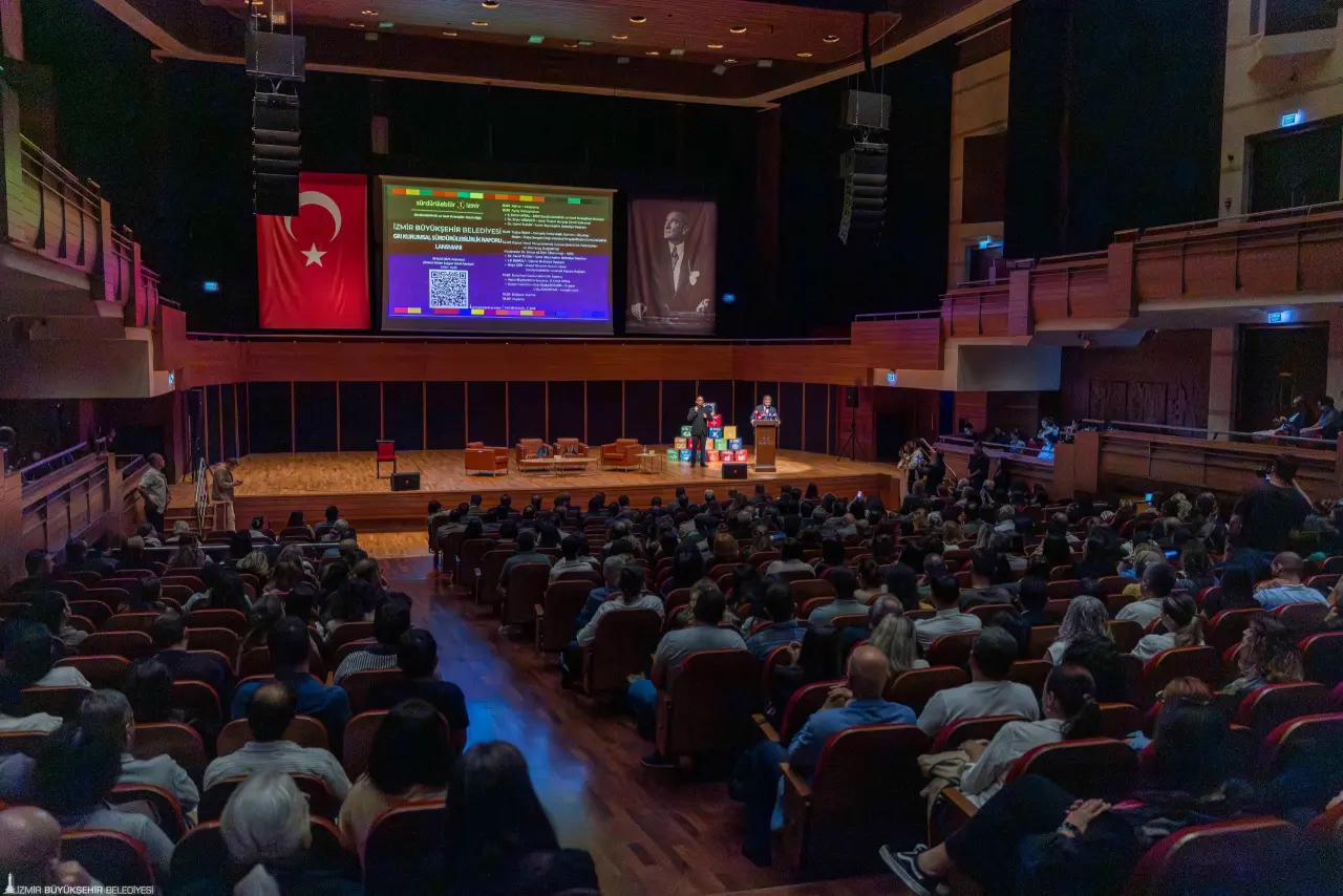 İzmir Büyükşehir Belediyesi tarafından “Sürdürülebilir Bir İzmir” vizyonu doğrultusunda hazırlanan Kurumsal Sürdürülebilirlik Raporu İzmir Büyükşehir Belediye Başkanı Dr. Cemil Tugay’ın ev sahipliğinde düzenlenen toplantıda kamuoyuna tanıtıldı. Başkan Tugay, Türkiye’de ilk kez büyükşehir düzeyinde uluslararası standartlarda hazırlanan raporun yenilikçi uygulamalara liderlik etmek, yüksek yaşam kalitesi ve refah sağlamak, iklim krizine dirençli kent yaratmak için önemli bir belge niteliği taşıdığını belirtti ve daha güzel bir gelecek için bu yola çıktıklarını söyledi.