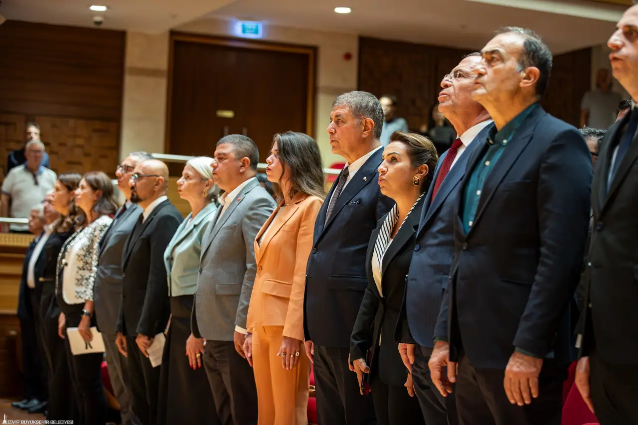 İzmir Büyükşehir Belediyesi tarafından “Sürdürülebilir Bir İzmir” vizyonu doğrultusunda hazırlanan Kurumsal Sürdürülebilirlik Raporu İzmir Büyükşehir Belediye Başkanı Dr. Cemil Tugay’ın ev sahipliğinde düzenlenen toplantıda kamuoyuna tanıtıldı. Başkan Tugay, Türkiye’de ilk kez büyükşehir düzeyinde uluslararası standartlarda hazırlanan raporun yenilikçi uygulamalara liderlik etmek, yüksek yaşam kalitesi ve refah sağlamak, iklim krizine dirençli kent yaratmak için önemli bir belge niteliği taşıdığını belirtti ve daha güzel bir gelecek için bu yola çıktıklarını söyledi.